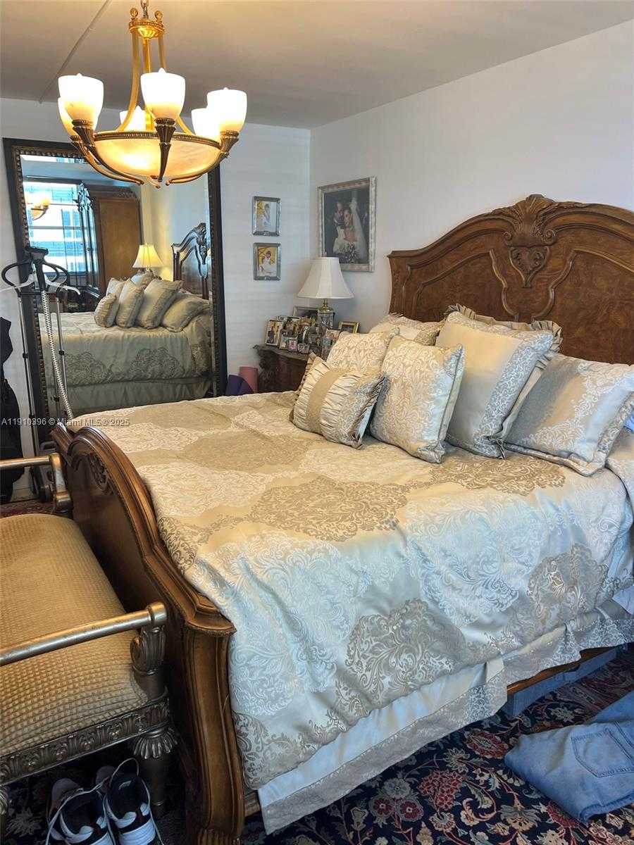 Small Image of Surfside Number 33