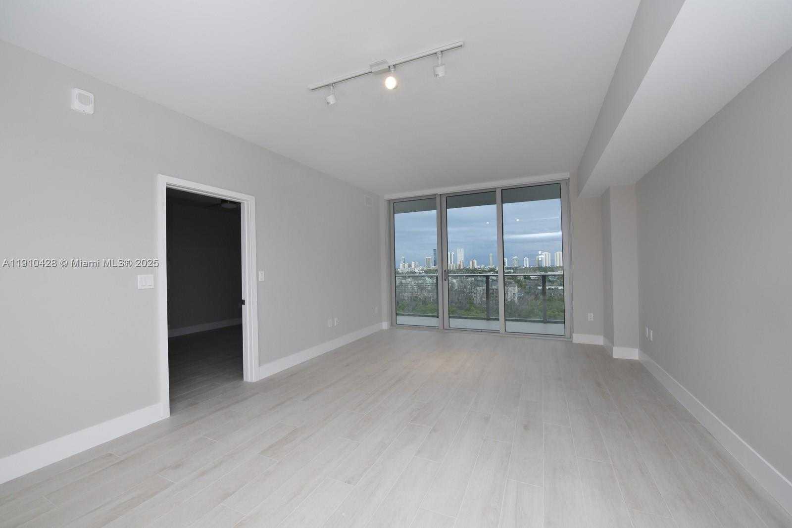 Small Image of 16385 BISCAYNE BLVD #1219, North Miami Beach Number 3