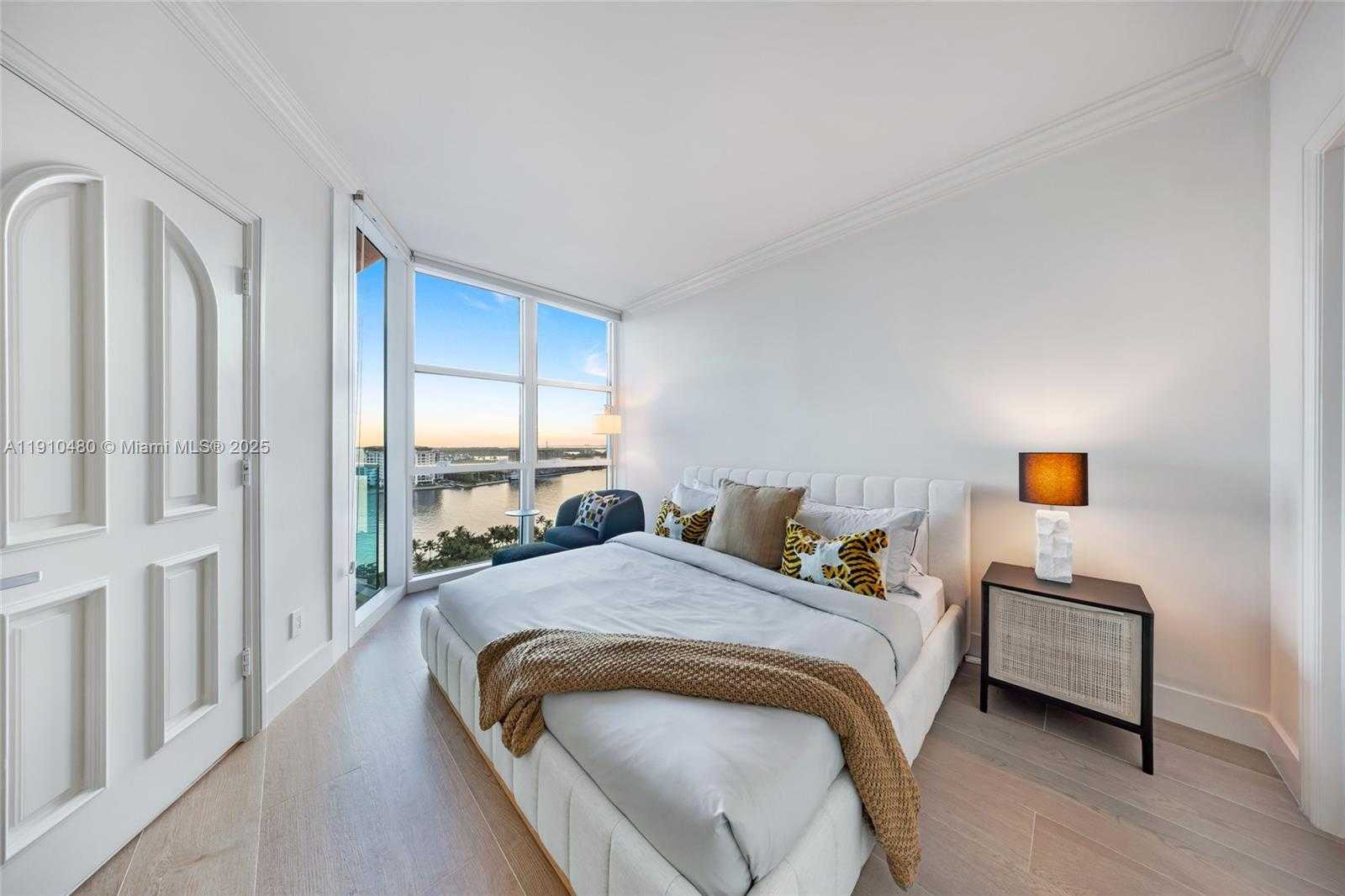 Small Image of 300 SOUTH POINTE DR #1702, Miami Beach Number 20