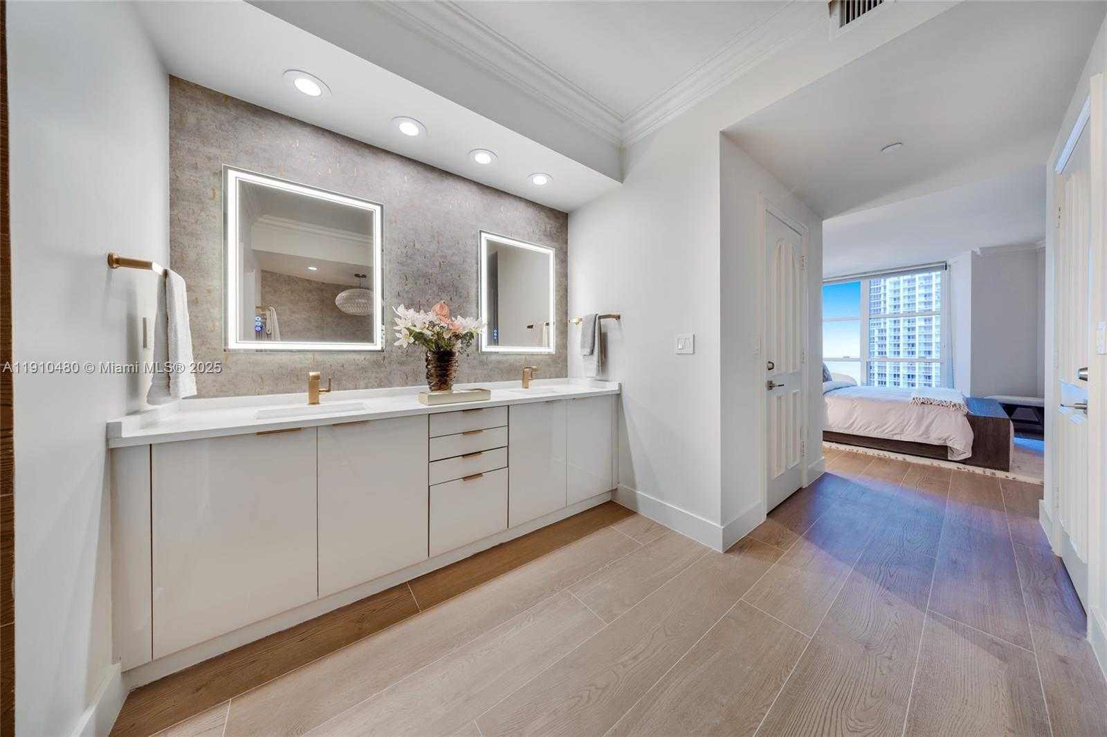 Small Image of 300 SOUTH POINTE DR #1702, Miami Beach Number 27