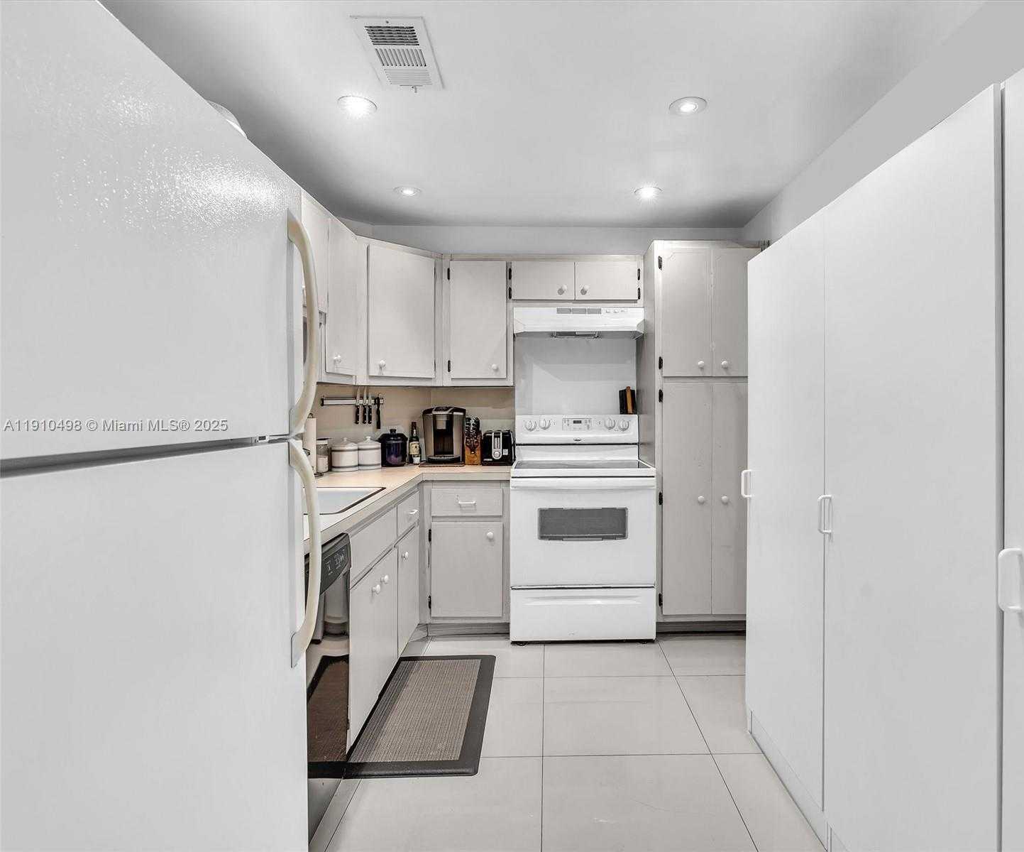 Small Image of 300 BAYVIEW DR #902, Sunny Isles Beach Number 11