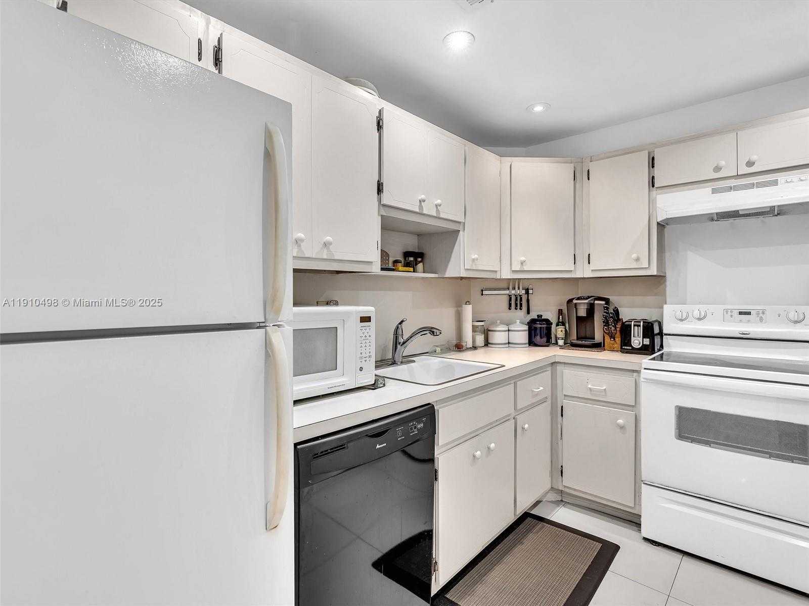 Small Image of 300 BAYVIEW DR #902, Sunny Isles Beach Number 12