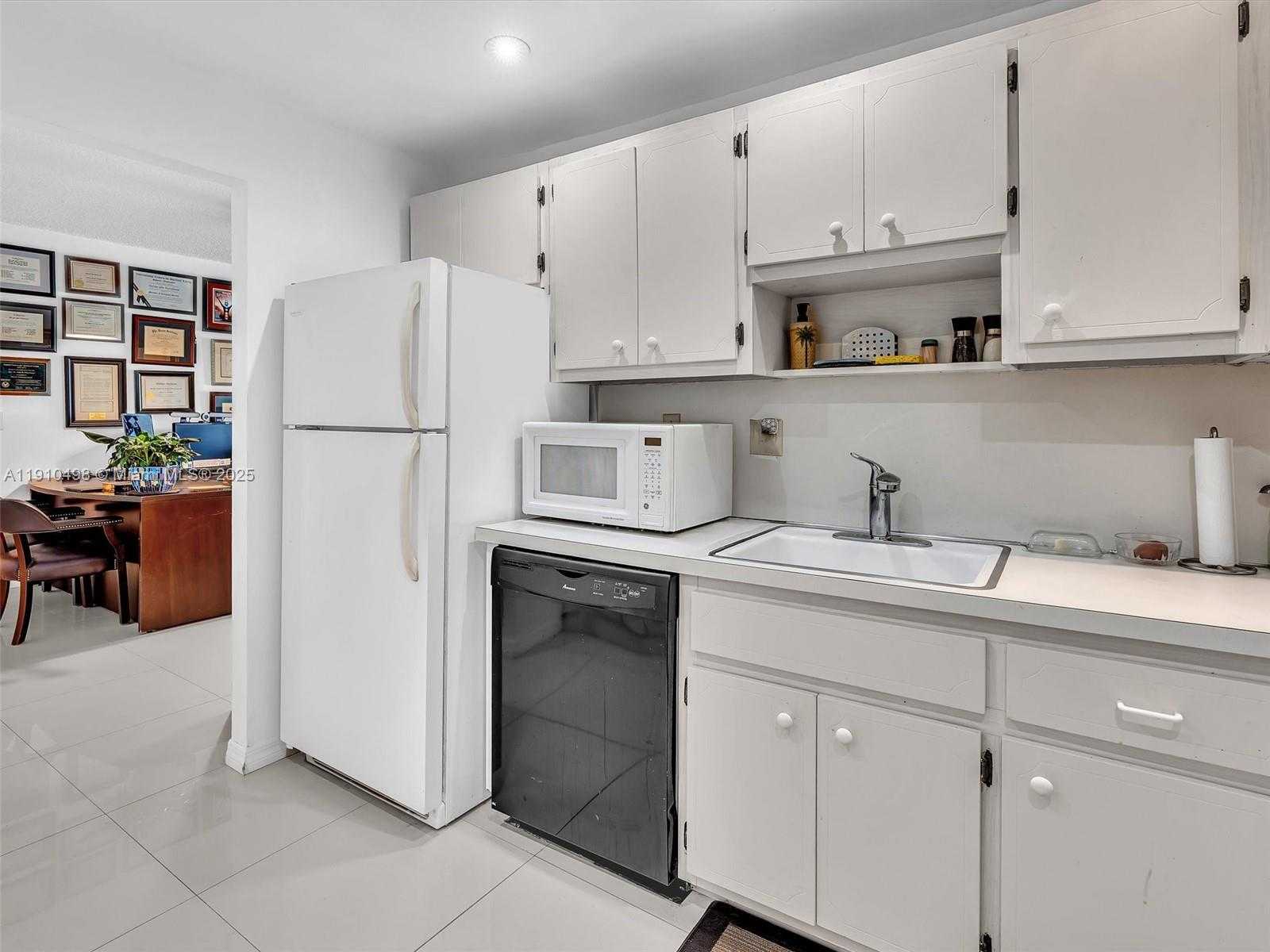 Small Image of 300 BAYVIEW DR #902, Sunny Isles Beach Number 14