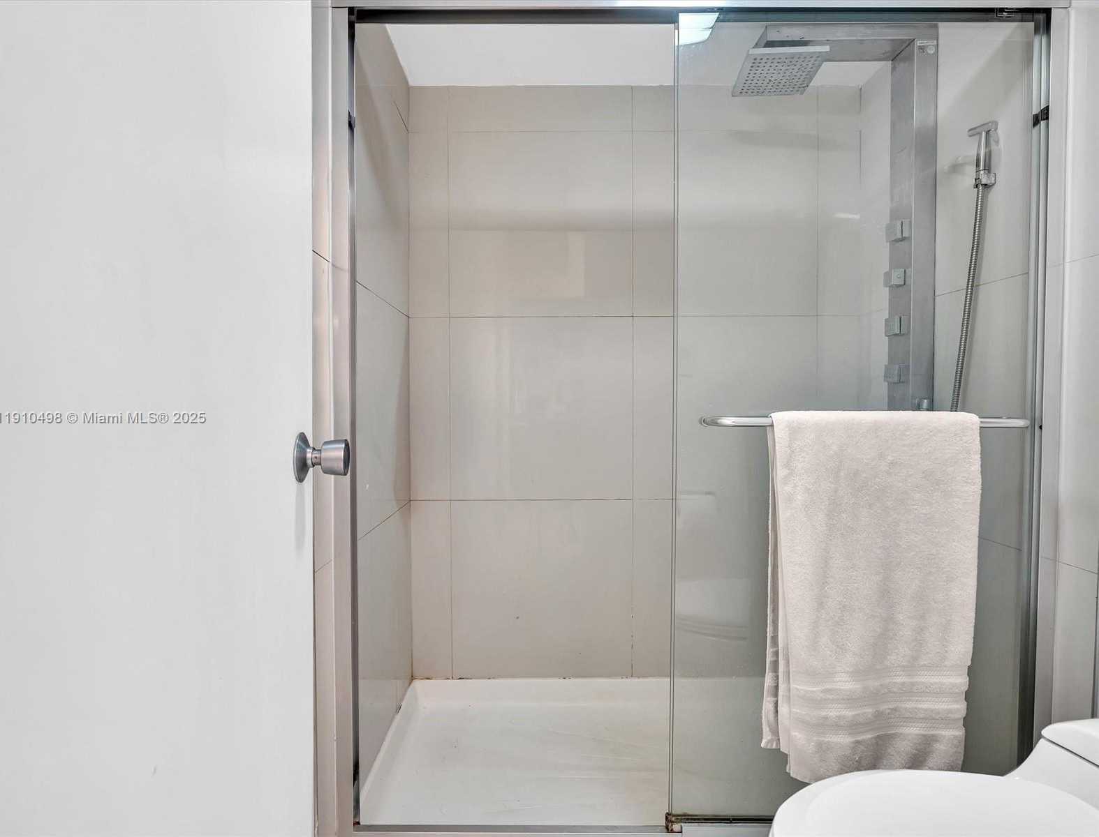 Small Image of 300 BAYVIEW DR #902, Sunny Isles Beach Number 34