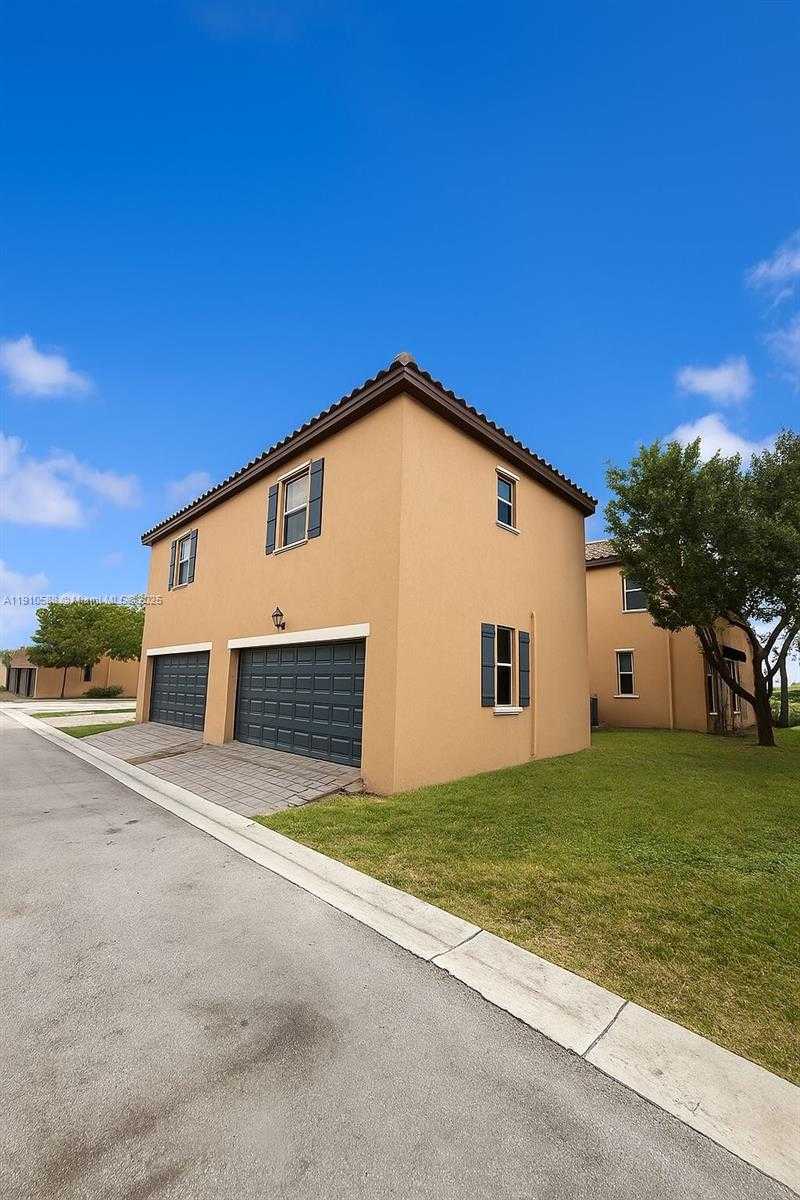 Small Image of 17025 SOUTH WEST 96TH ST, Miami Number 2