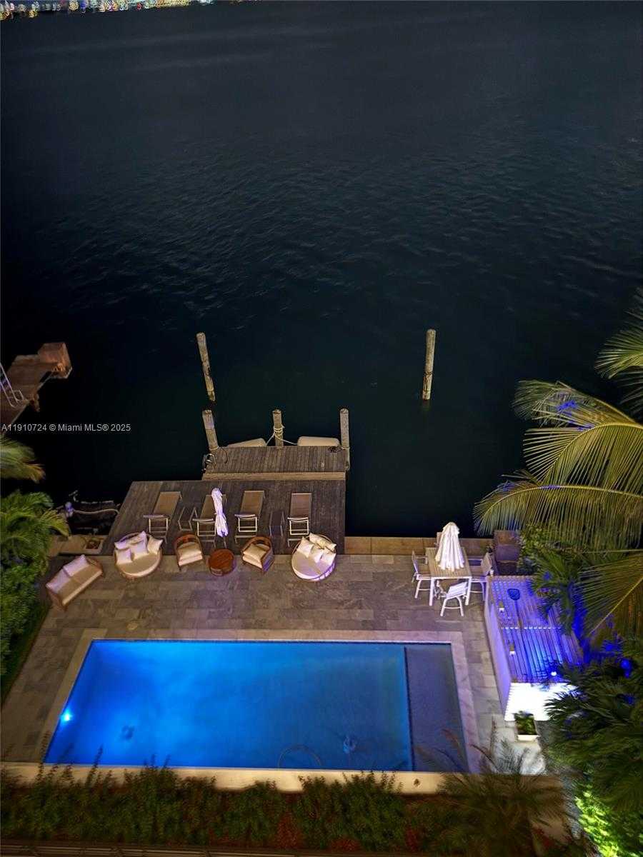 Small Image of 1930 BAY DR #1, Miami Beach Number 2