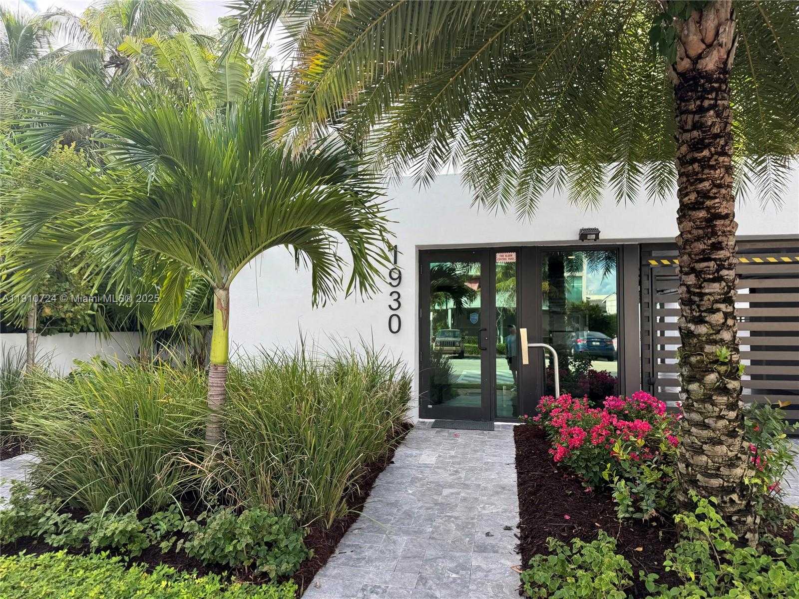 Small Image of 1930 BAY DR #1, Miami Beach Number 3