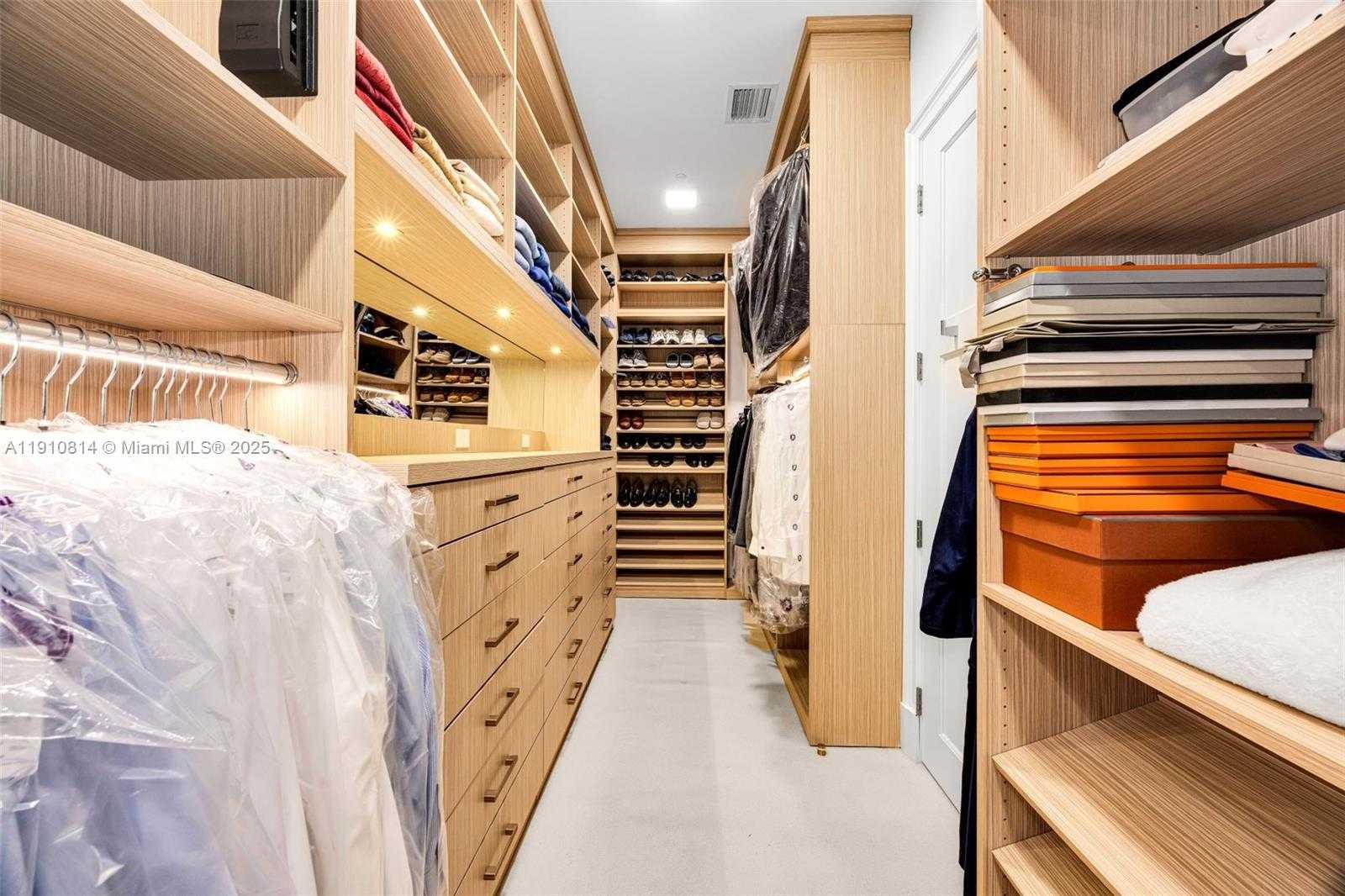 Small Image of 10 EDGEWATER DR #PH-C, Coral Gables Number 22