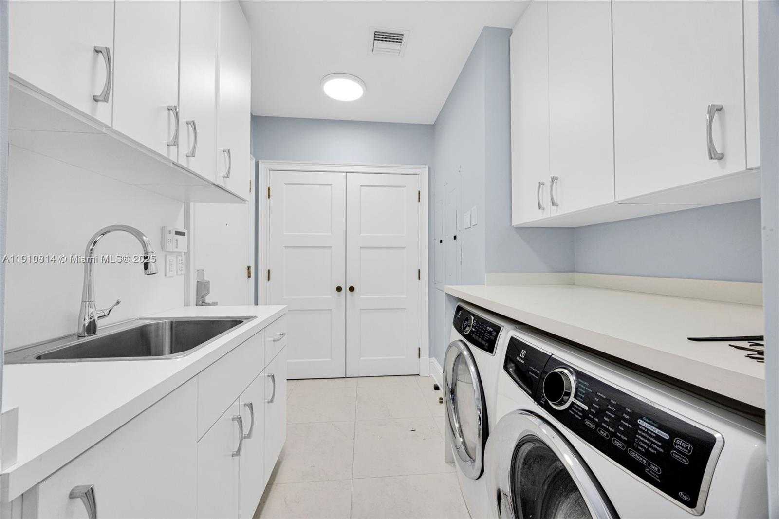 Small Image of 10 EDGEWATER DR #PH-C, Coral Gables Number 29