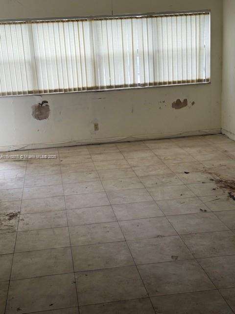 Small Image of 200 LAKEVIEW DR #102, Weston Number 3