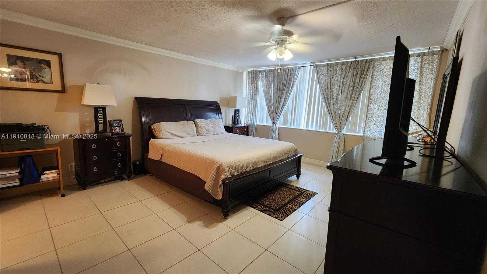 Small Image of 1825 SOUTH OCEAN DR #209, Hallandale Beach Number 4