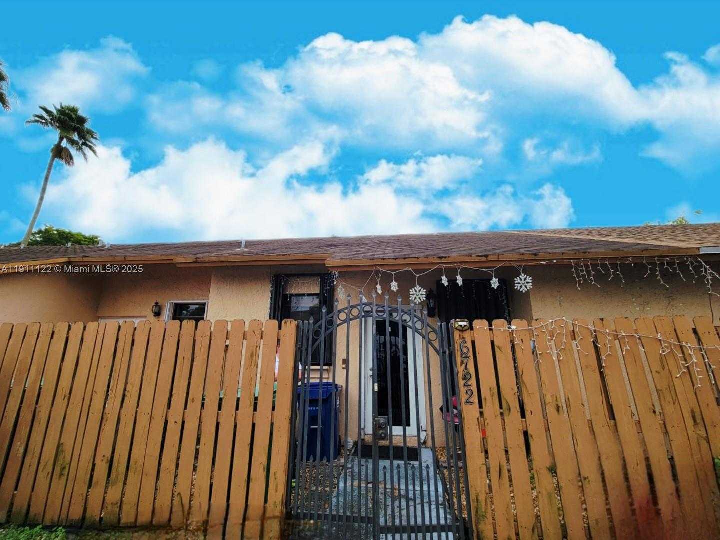 Small Image of 6722 NORTH WEST 192ND LN, Hialeah Number 3