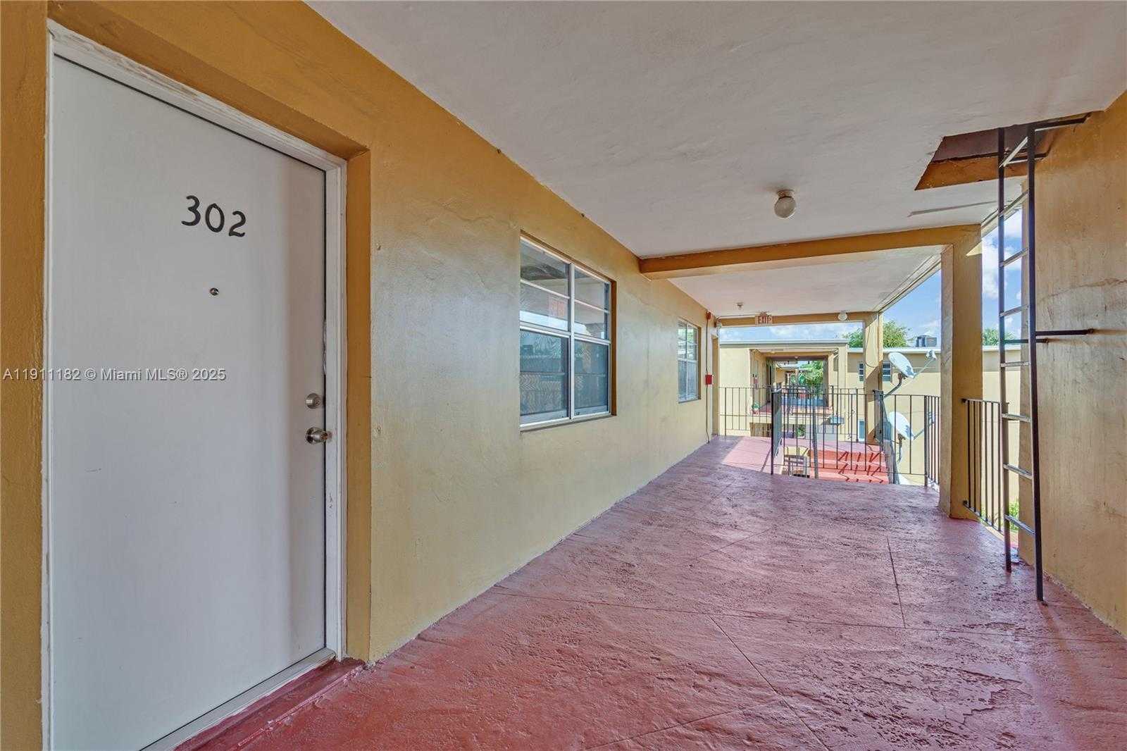 Small Image of 1330 WEST 54TH ST #302C, Hialeah Number 3