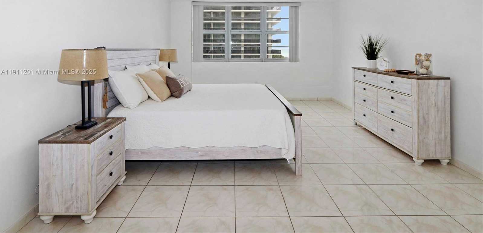 Small Image of 5825 COLLINS AVE #11E, Miami Beach Number 21