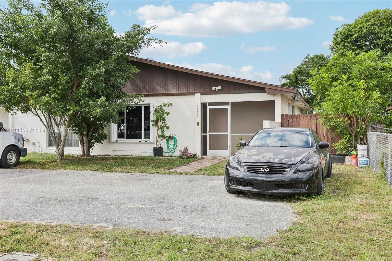 Small Image of 2117 EAST BOND DR #1, West Palm Beach Number 3