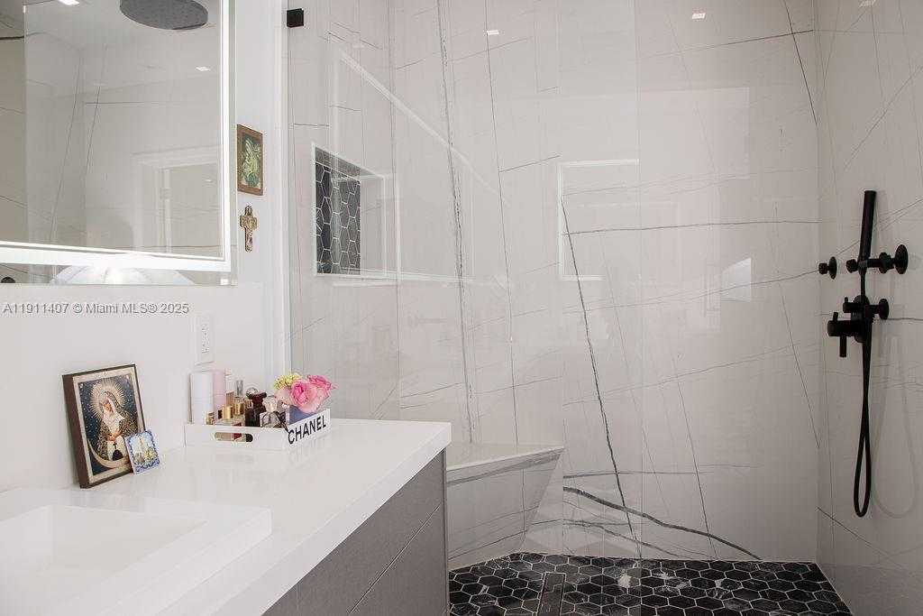 Small Image of 4819 UNIVERSITY DR #4819, Coral Gables Number 35