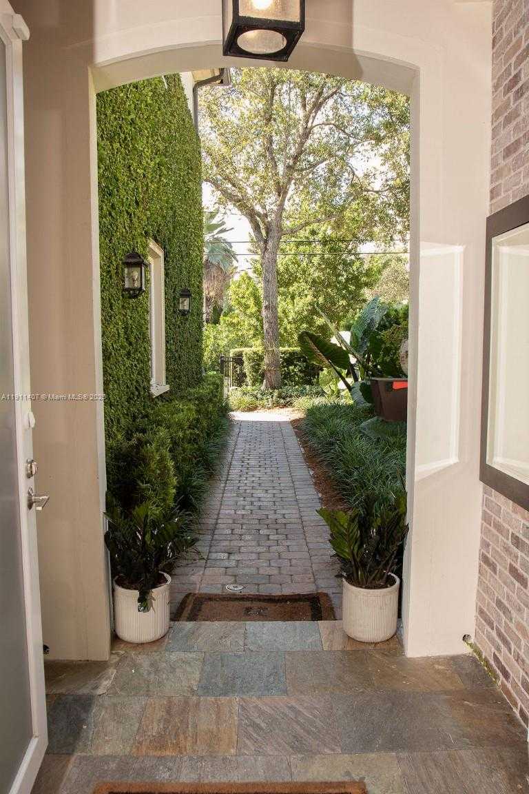 Small Image of 4819 UNIVERSITY DR #4819, Coral Gables Number 4