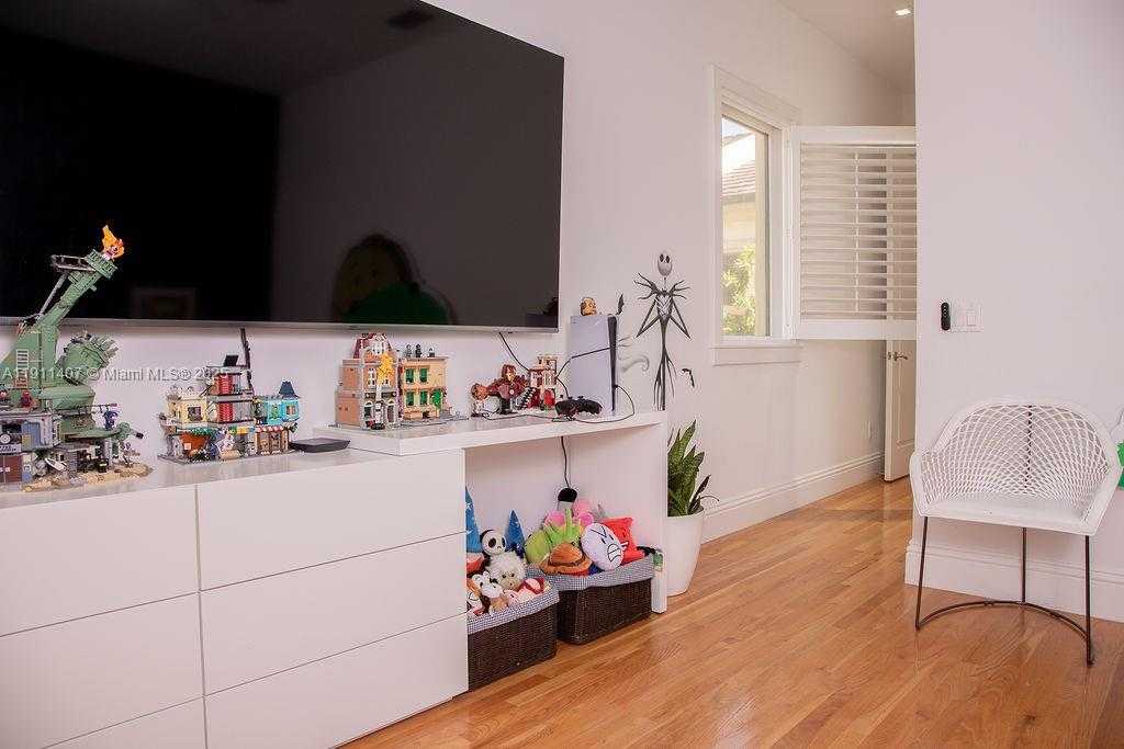 Small Image of 4819 UNIVERSITY DR #4819, Coral Gables Number 41