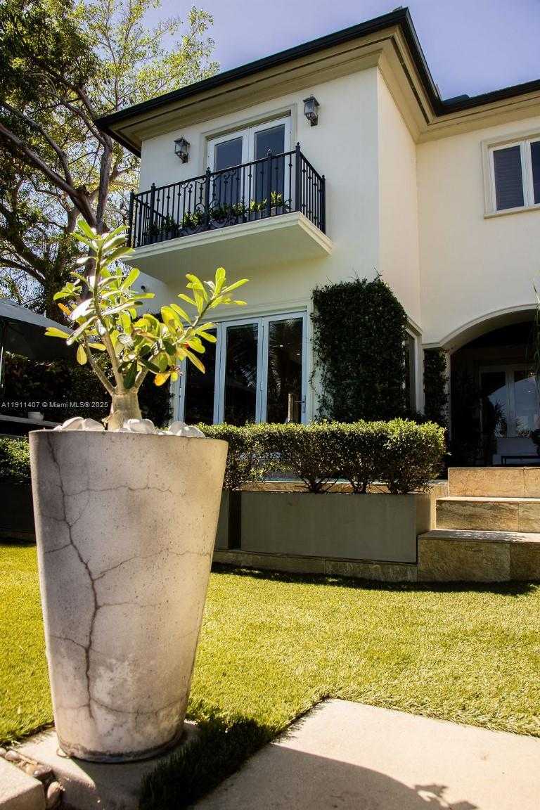 Small Image of 4819 UNIVERSITY DR #4819, Coral Gables Number 9