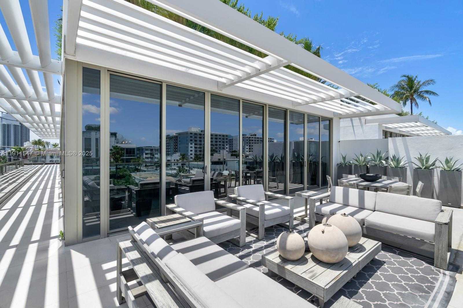 Small Image of 300 COLLINS AVE #PH3, Miami Beach Number 3