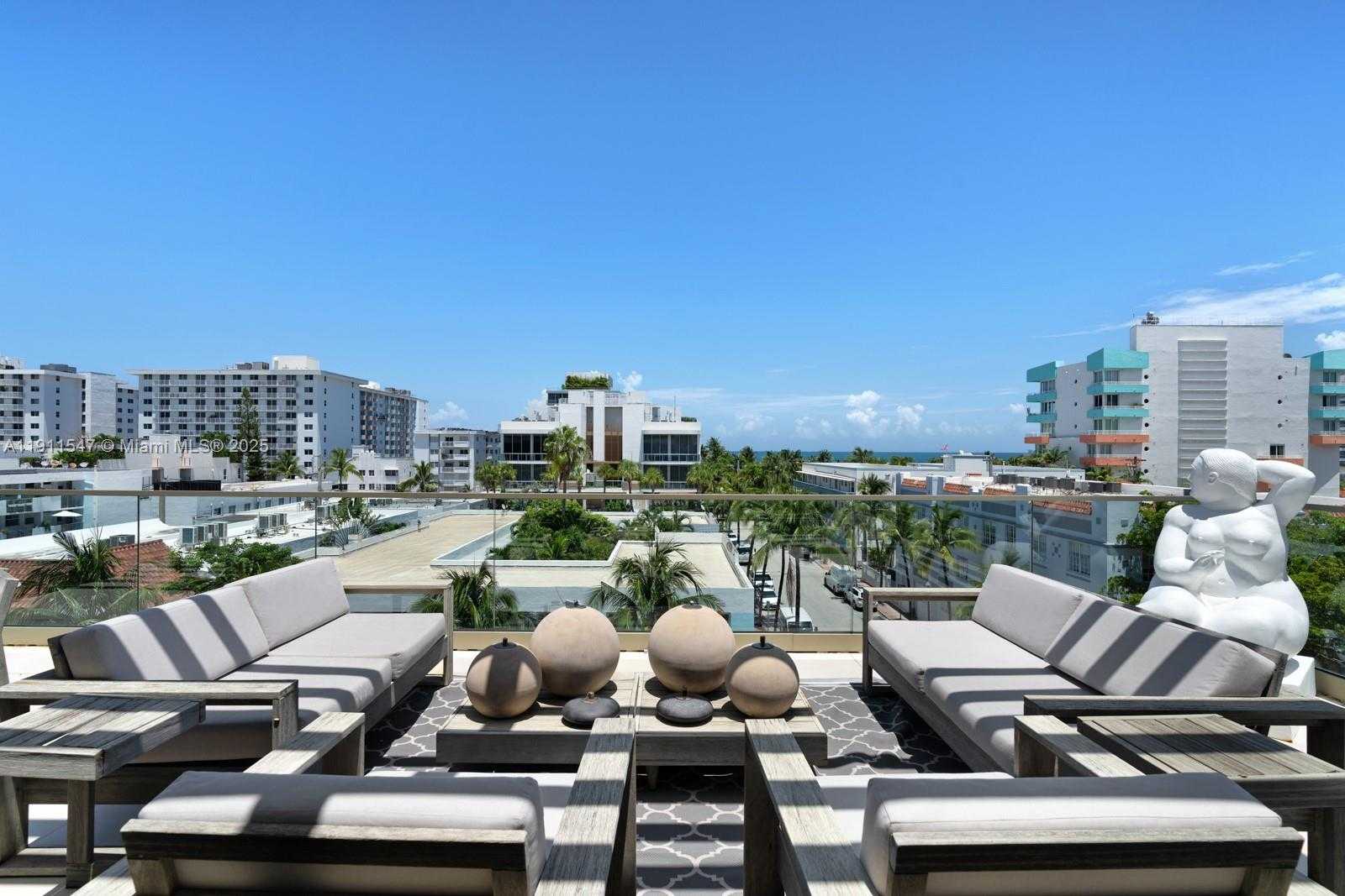 Small Image of 300 COLLINS AVE #PH3, Miami Beach Number 4