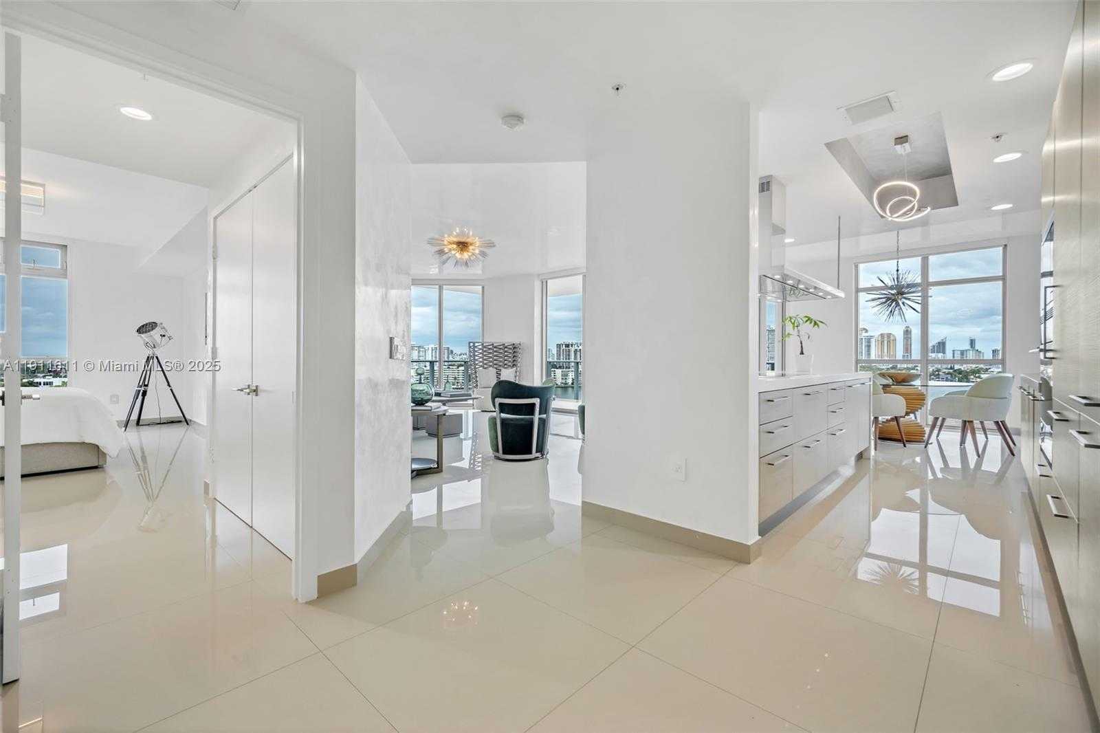 Small Image of 17301 BISCAYNE BLVD #910, North Miami Beach Number 2