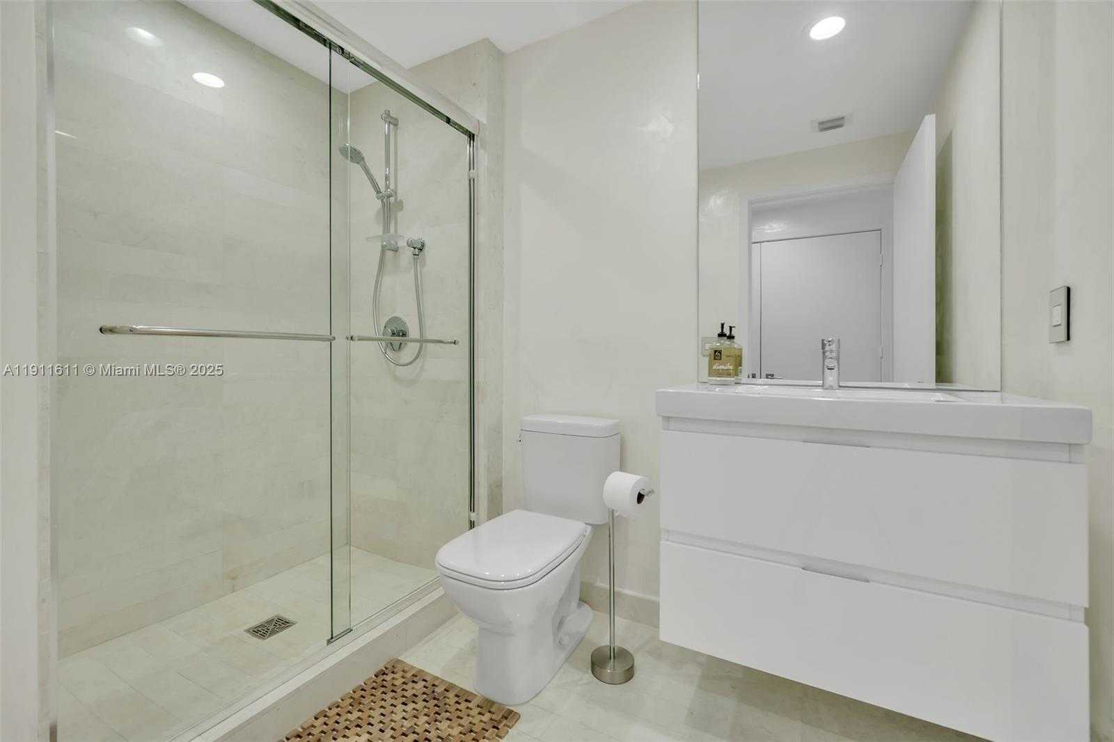 Small Image of 17301 BISCAYNE BLVD #910, North Miami Beach Number 21