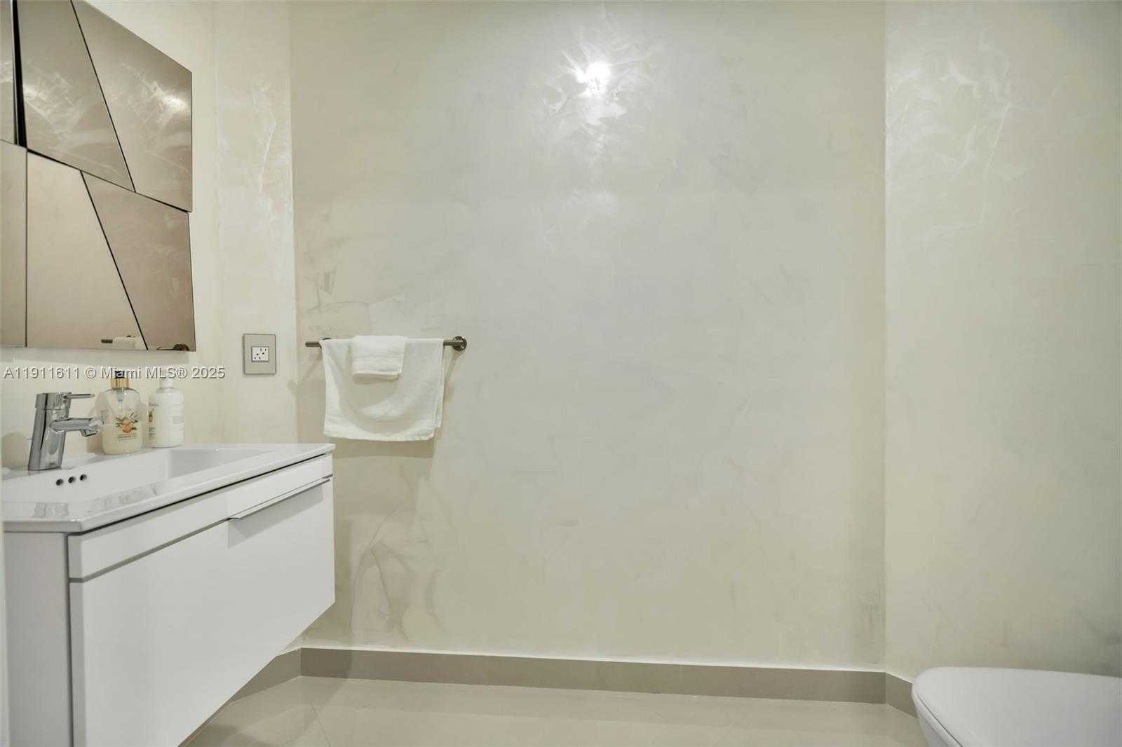 Small Image of 17301 BISCAYNE BLVD #910, North Miami Beach Number 22