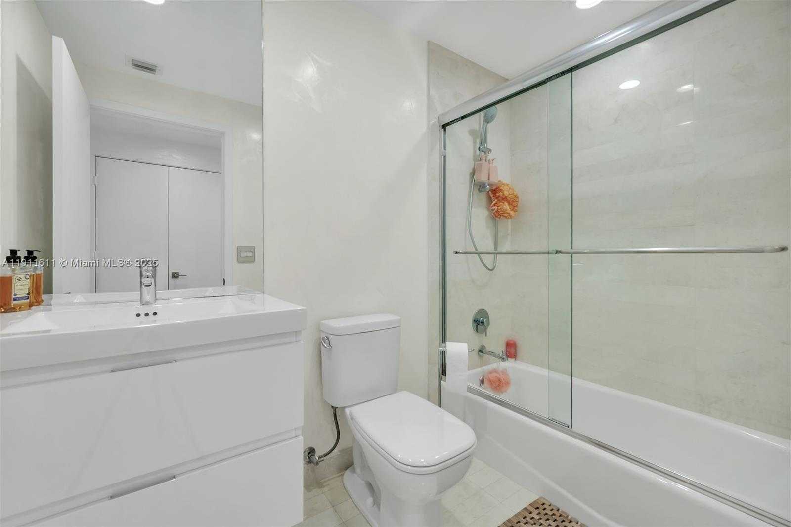 Small Image of 17301 BISCAYNE BLVD #910, North Miami Beach Number 24