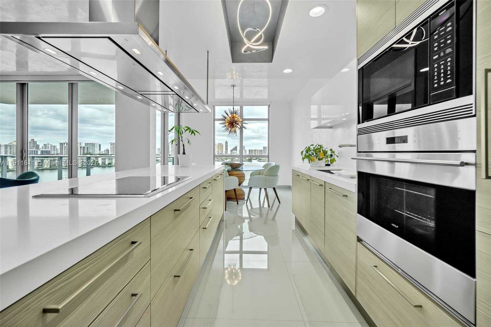 Small Image of 17301 BISCAYNE BLVD #910, North Miami Beach Number 3