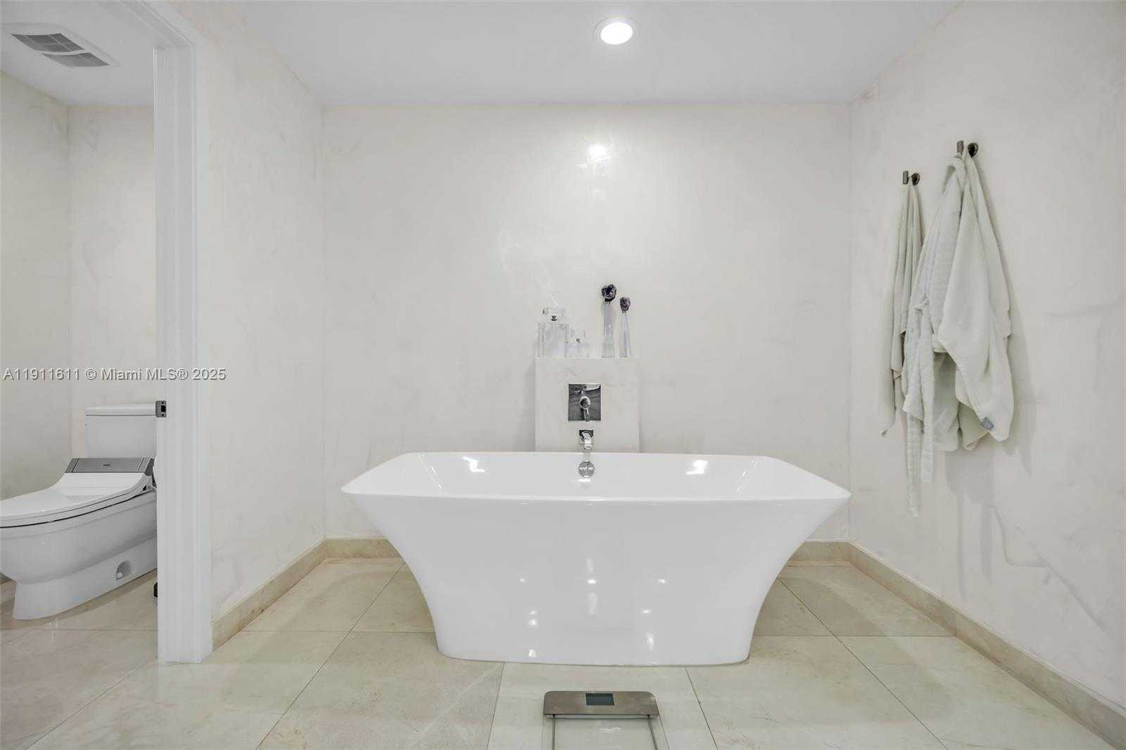 Small Image of 17301 BISCAYNE BLVD #910, North Miami Beach Number 30