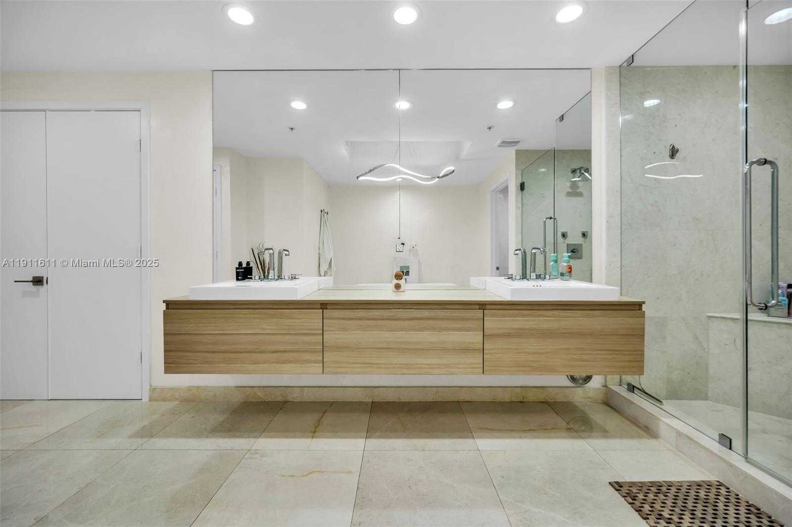 Small Image of 17301 BISCAYNE BLVD #910, North Miami Beach Number 31