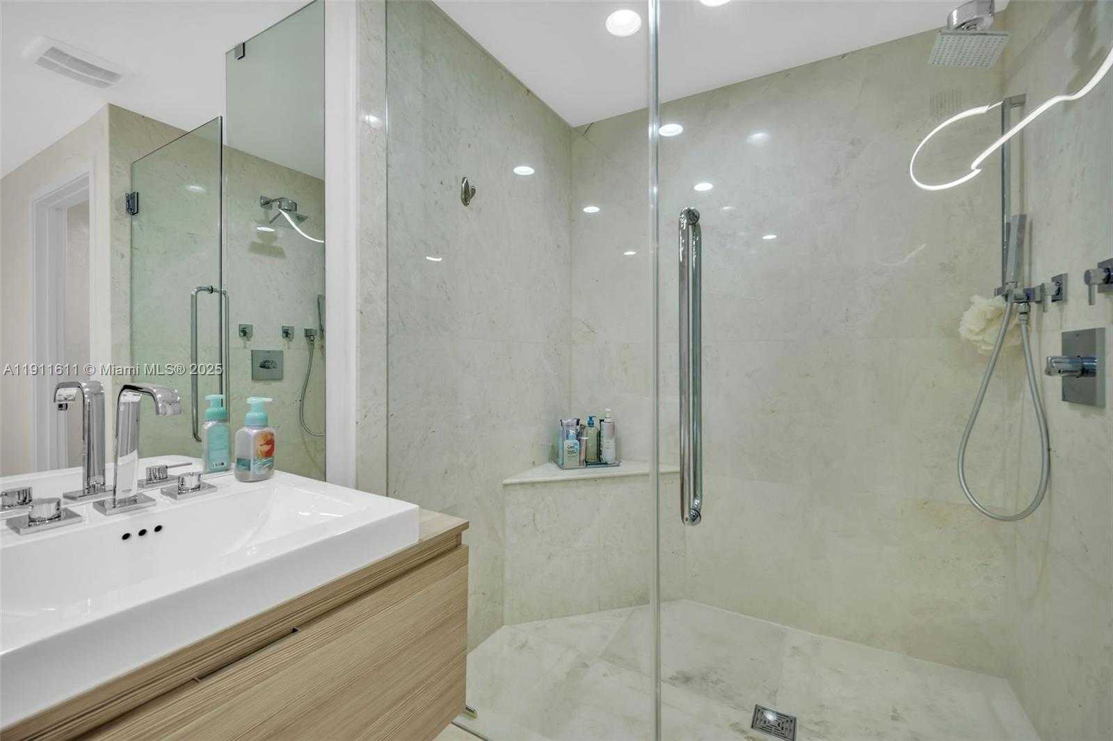 Small Image of 17301 BISCAYNE BLVD #910, North Miami Beach Number 32