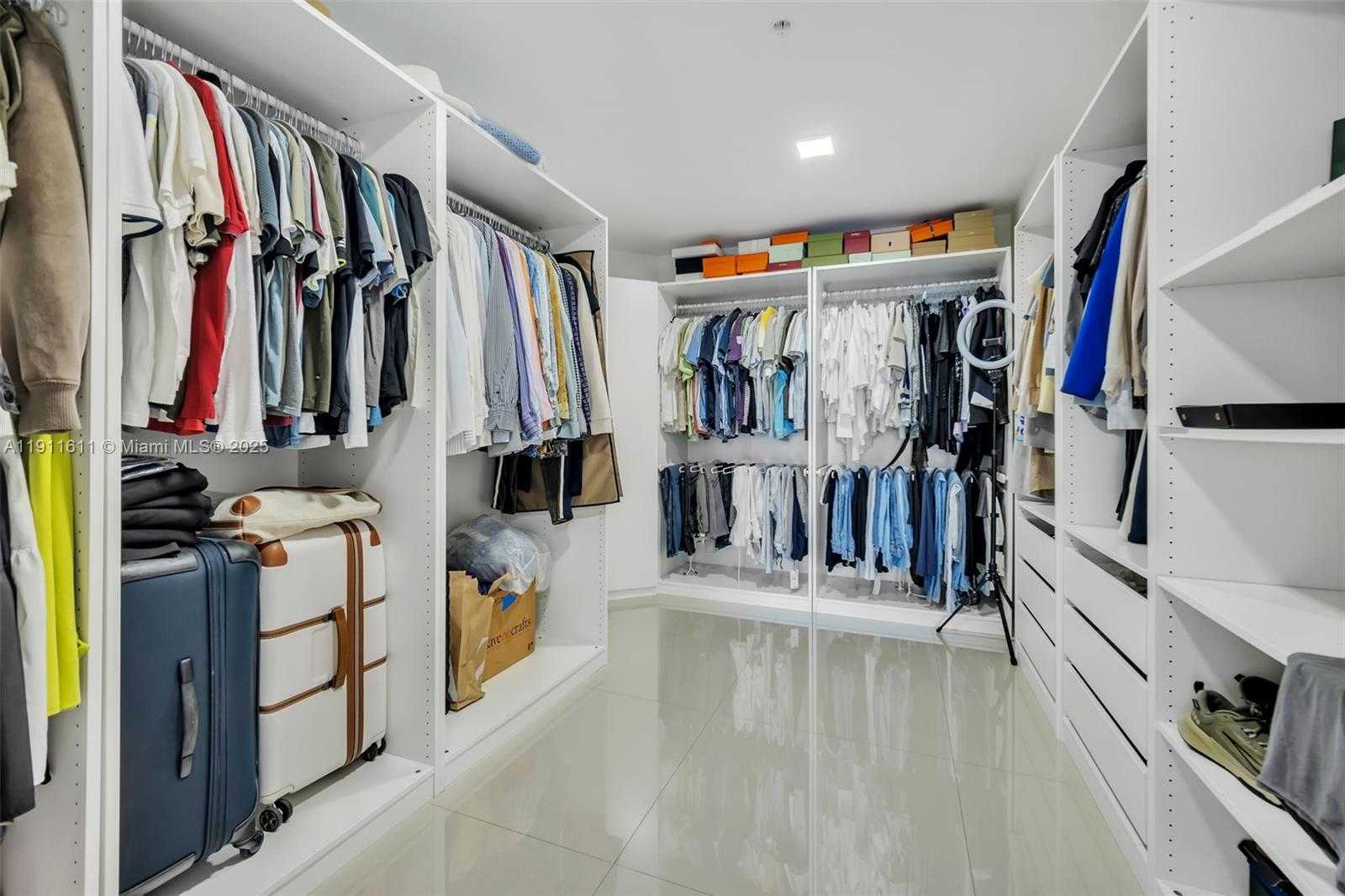 Small Image of 17301 BISCAYNE BLVD #910, North Miami Beach Number 33