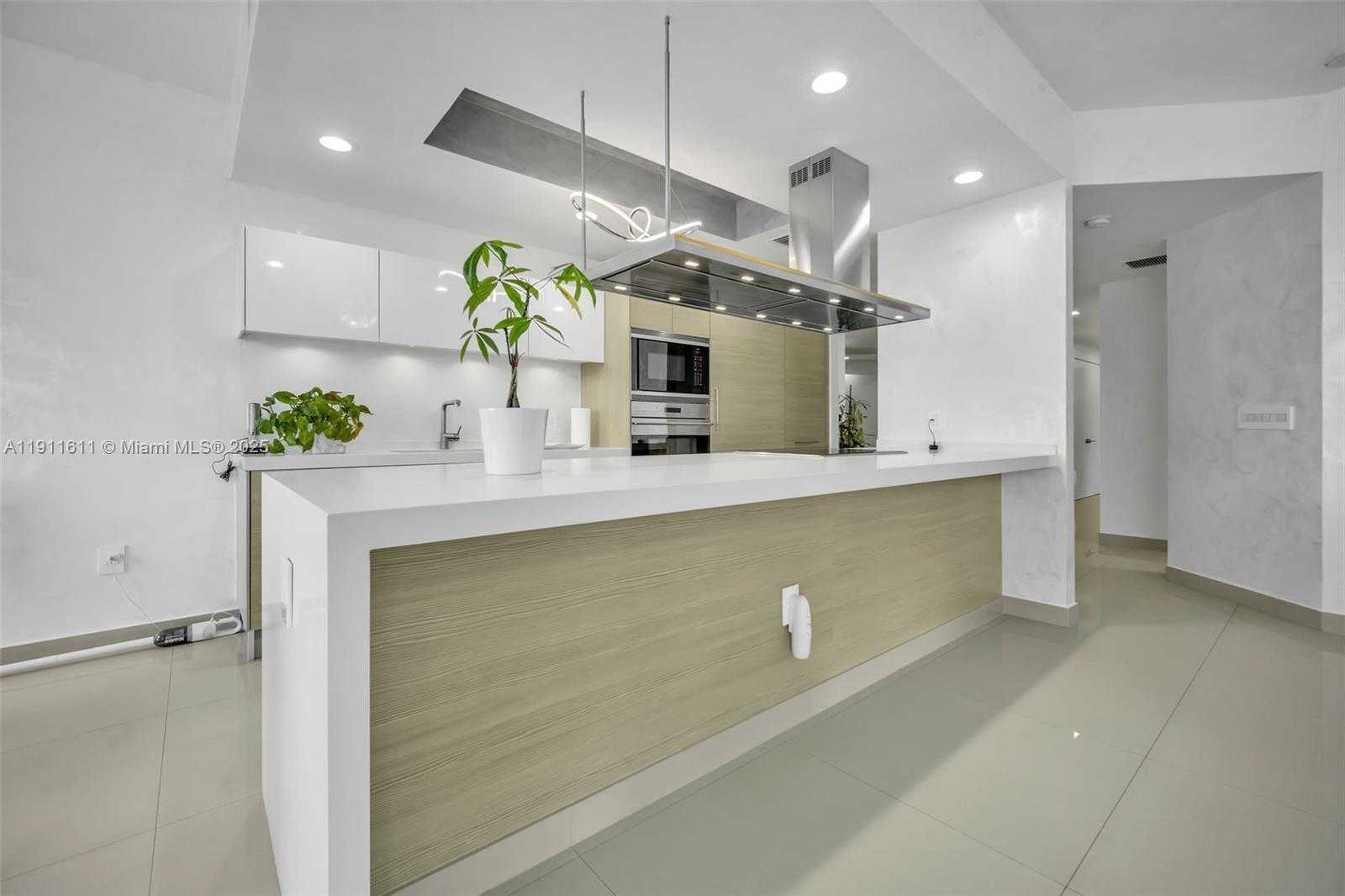 Small Image of 17301 BISCAYNE BLVD #910, North Miami Beach Number 5
