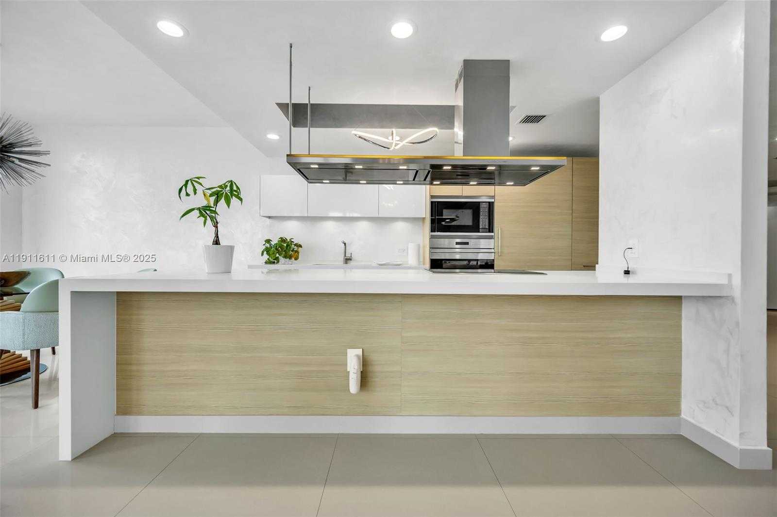 Small Image of 17301 BISCAYNE BLVD #910, North Miami Beach Number 6