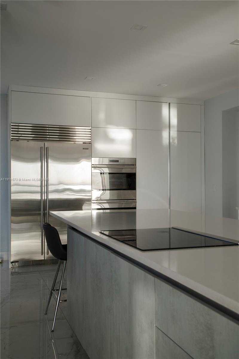Small Image of 5001 COLLINS AVE #PH-1, Miami Beach Number 20