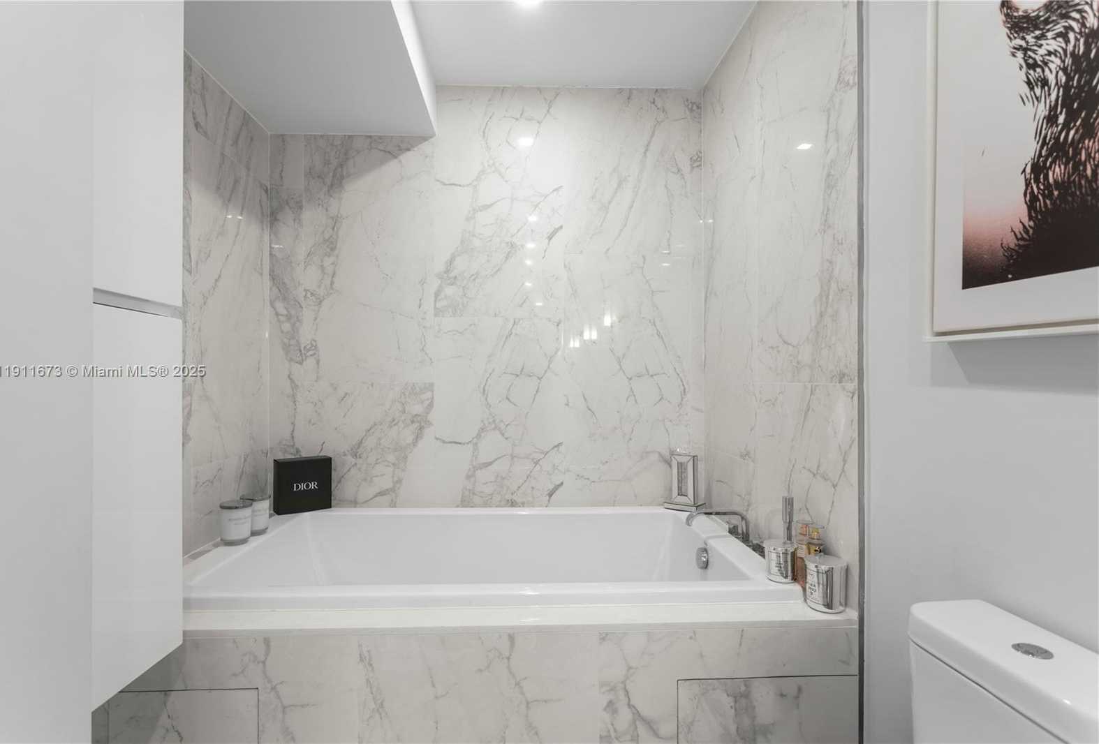 Small Image of 5001 COLLINS AVE #PH-1, Miami Beach Number 27