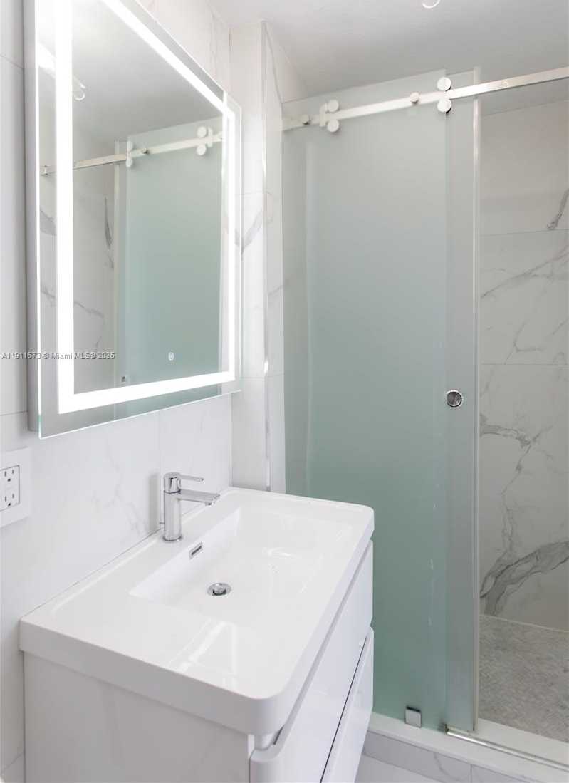 Small Image of 5001 COLLINS AVE #PH-1, Miami Beach Number 33