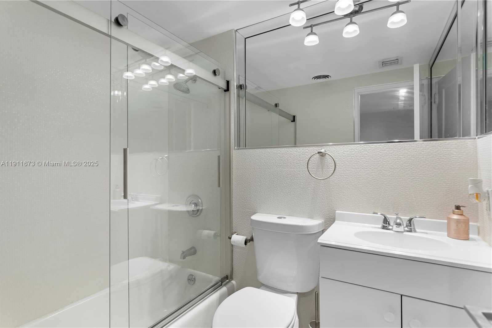 Small Image of 5001 COLLINS AVE #PH-1, Miami Beach Number 39