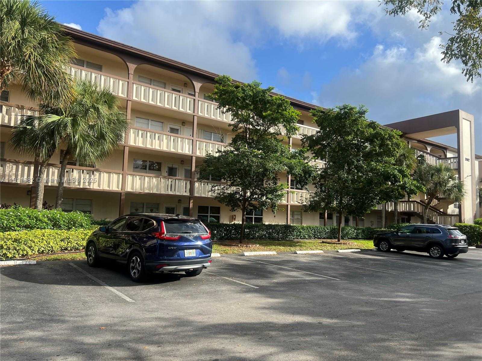 Small Image of 3102 PORTOFINO PT #M2, Coconut Creek Number 3