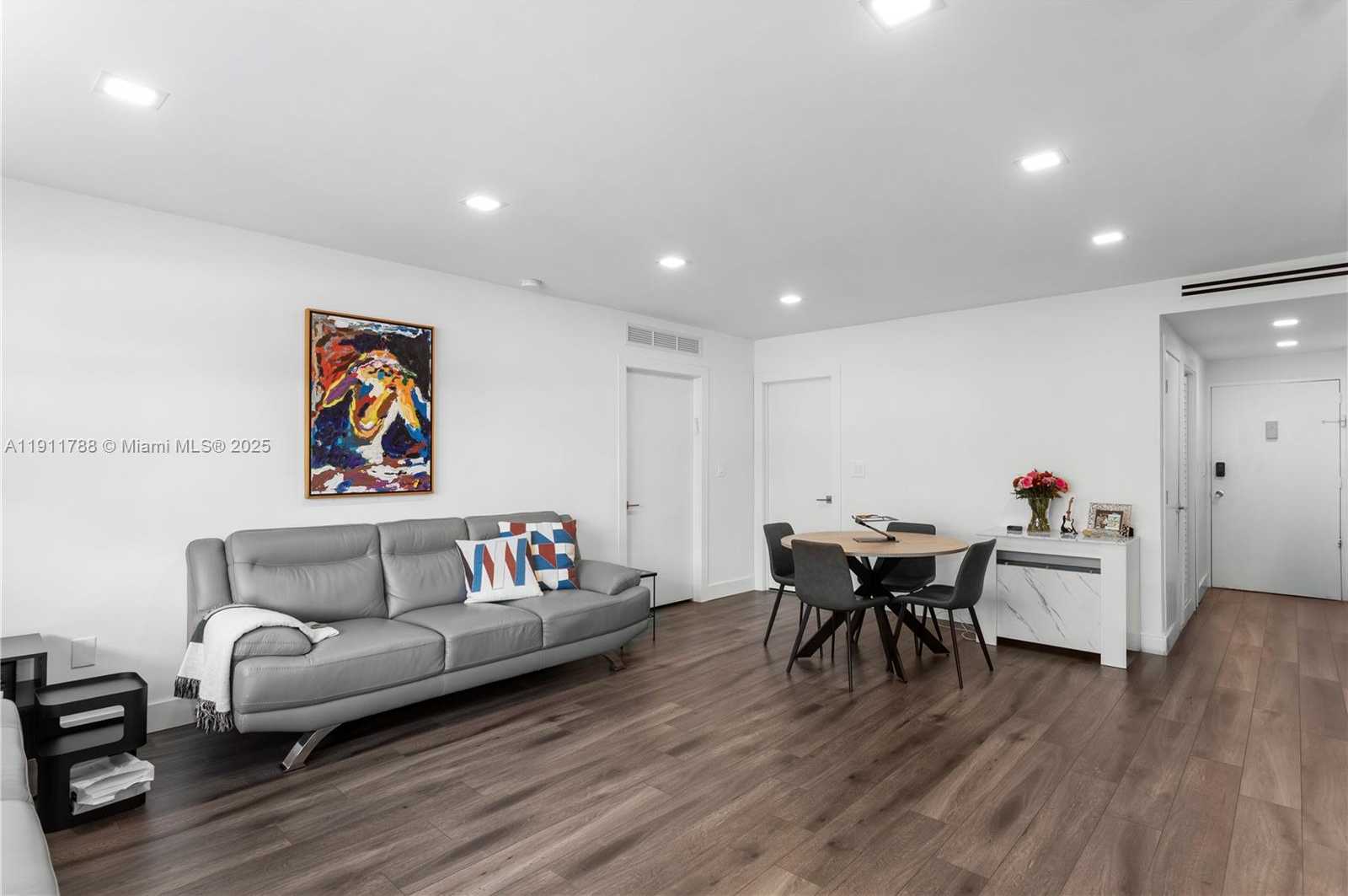 Small Image of 5001 COLLINS AVE #1G, Miami Beach Number 2