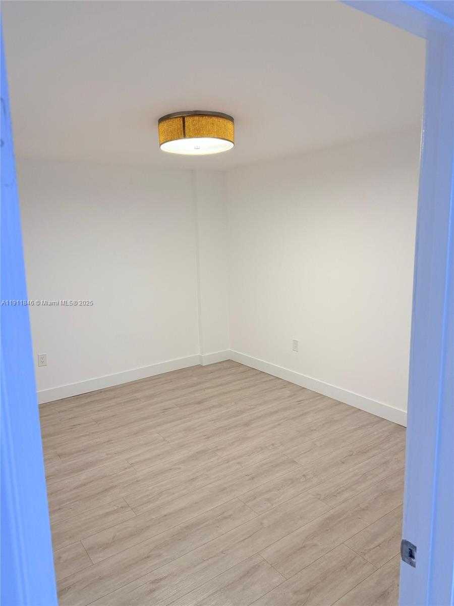 Small Image of 5845 COLLINS AVE #201, Miami Beach Number 20