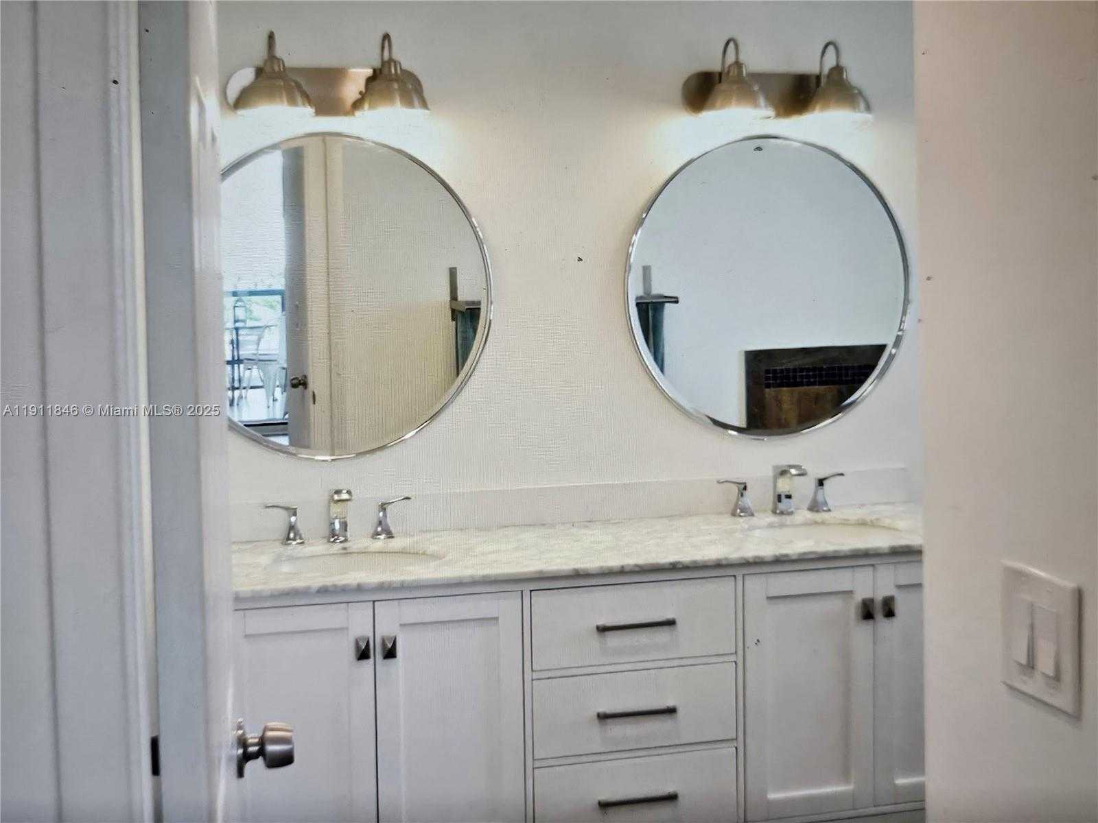 Small Image of 5845 COLLINS AVE #201, Miami Beach Number 25