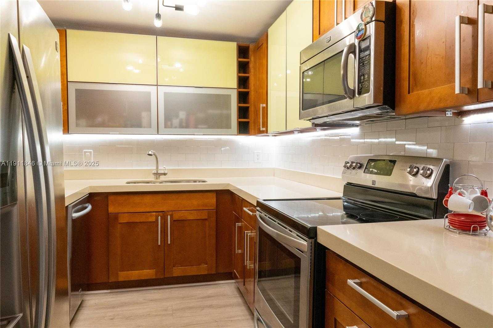 Small Image of 5845 COLLINS AVE #201, Miami Beach Number 6