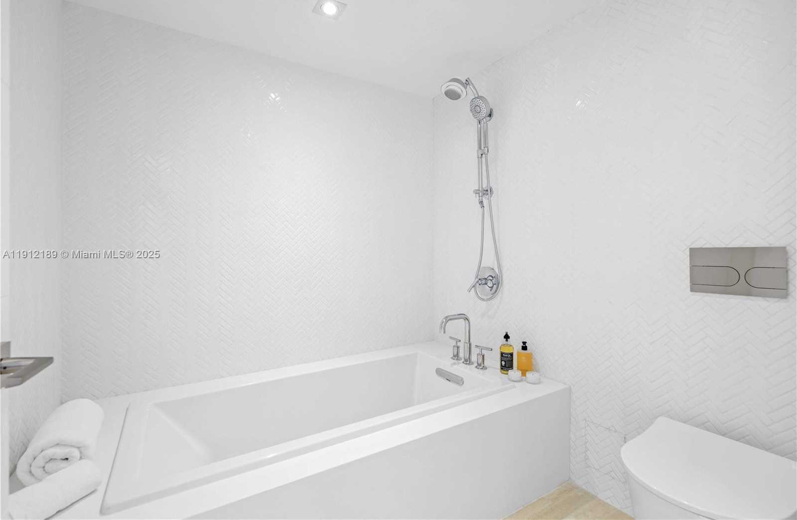 Small Image of 5500 COLLINS AVE #901 & 902, Miami Beach Number 54