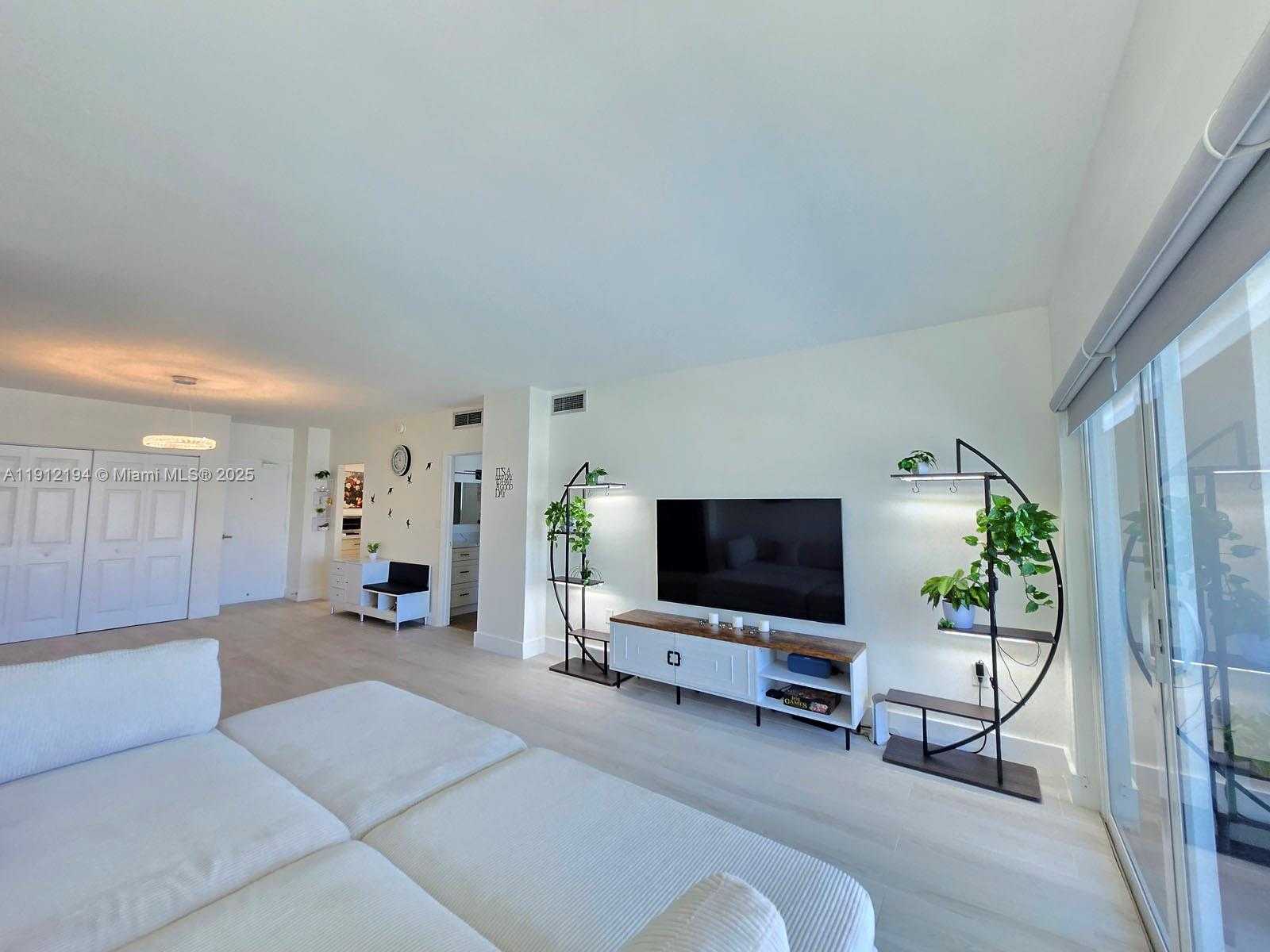 Small Image of 300 BAYVIEW DR #1611, Sunny Isles Beach Number 17