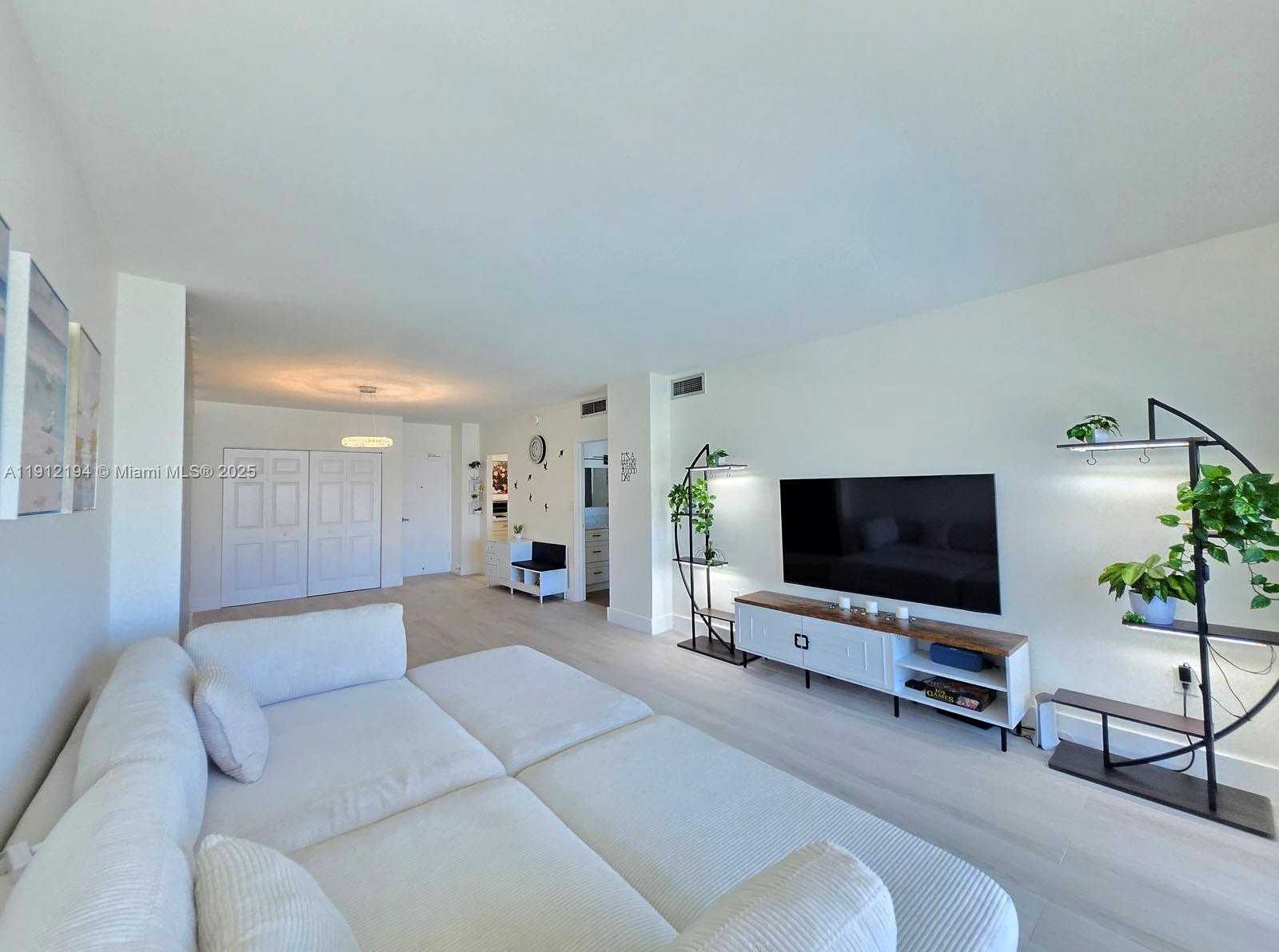 Small Image of 300 BAYVIEW DR #1611, Sunny Isles Beach Number 18