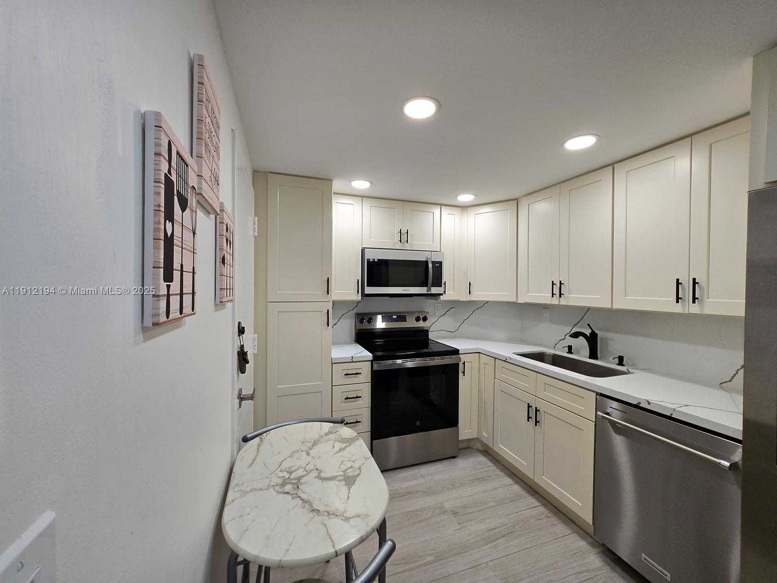 Small Image of 300 BAYVIEW DR #1611, Sunny Isles Beach Number 20