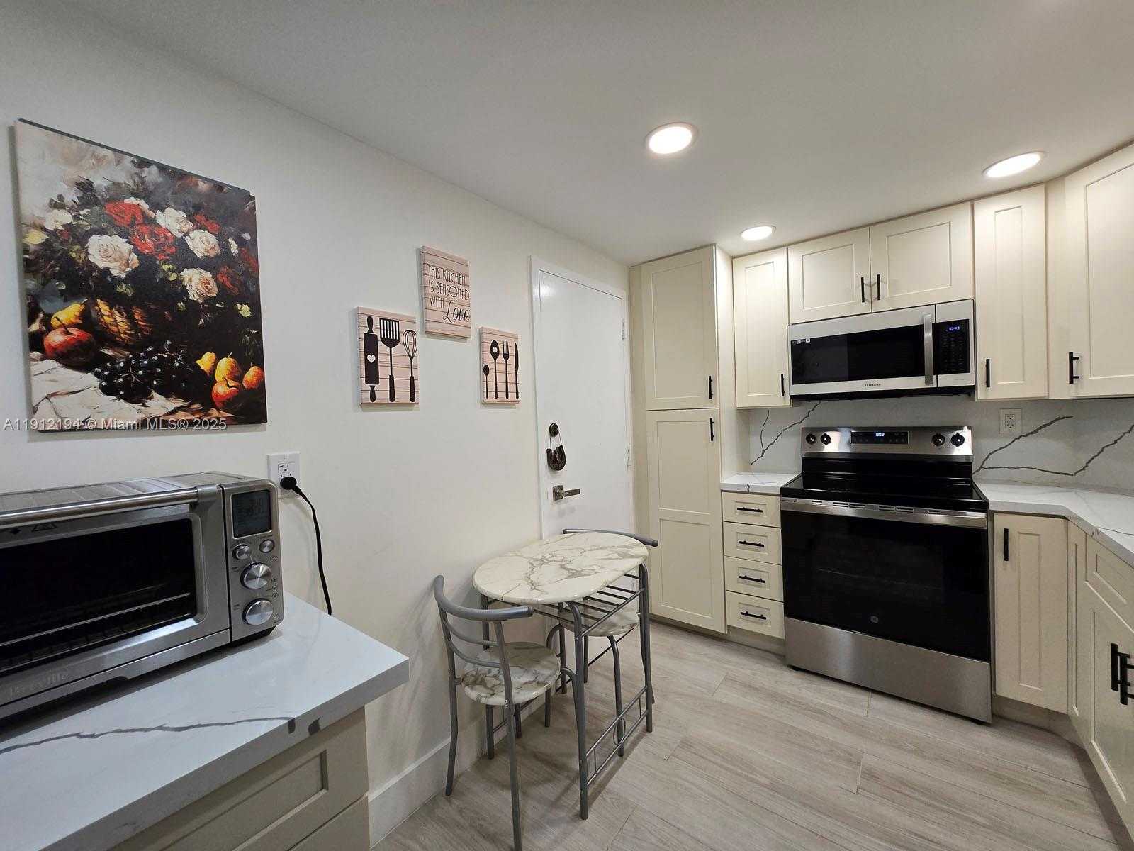 Small Image of 300 BAYVIEW DR #1611, Sunny Isles Beach Number 21